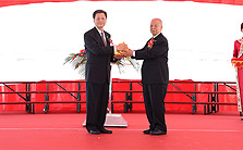 陸點傳師接授校長印信
