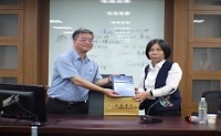 崇德學院贈書