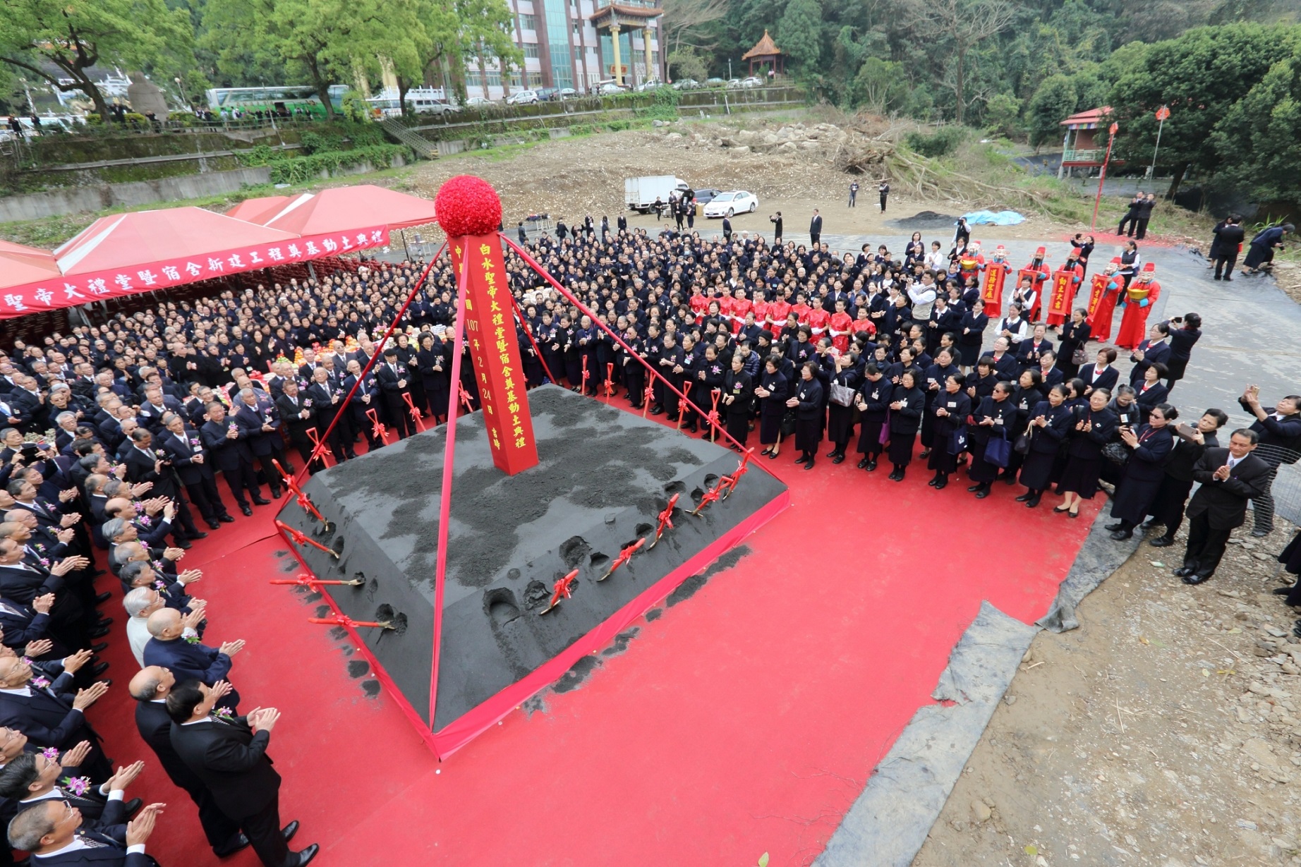 歡笑與汗水交織的動土典禮前準備