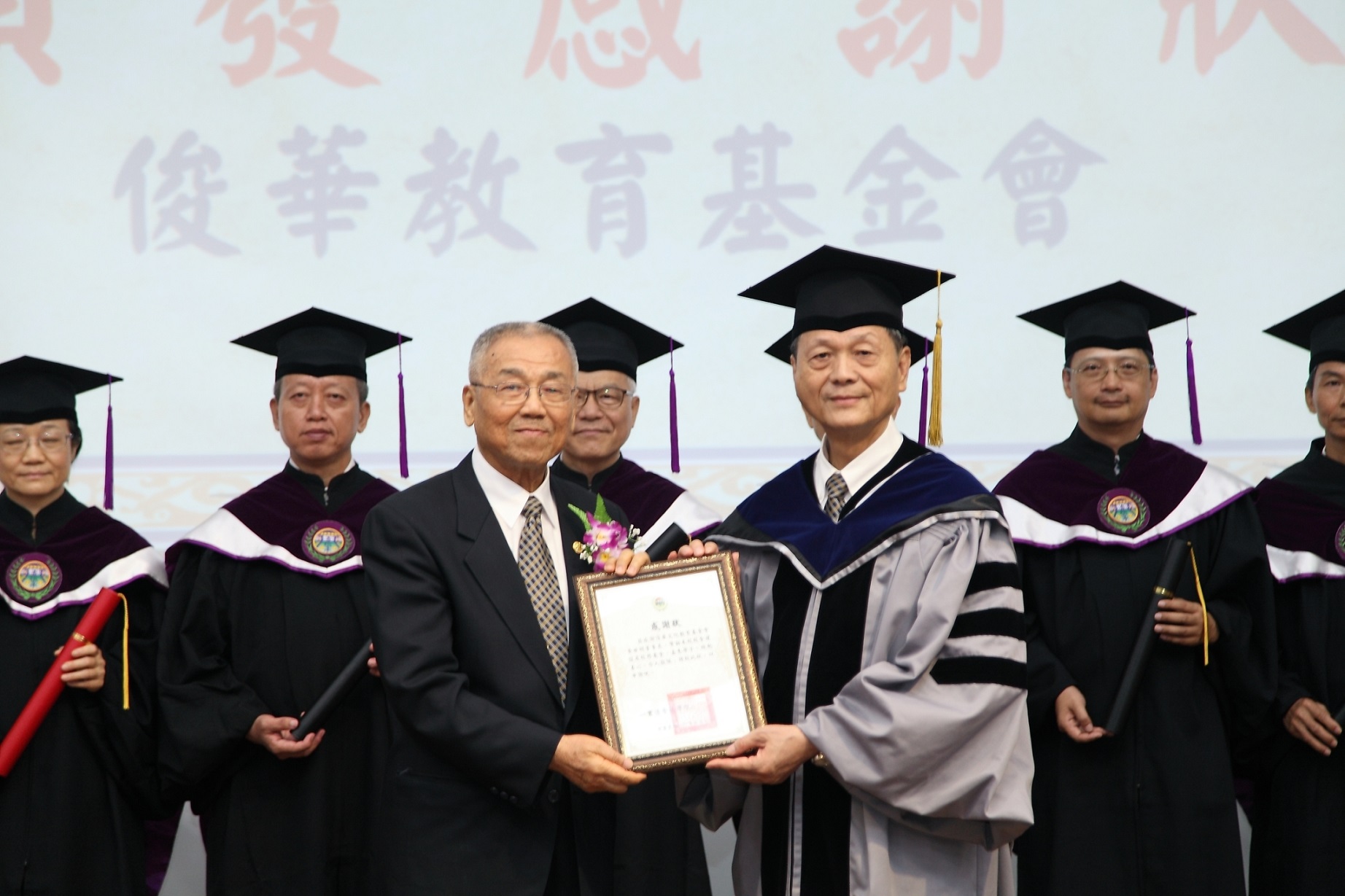 校長頒發感謝狀給黃點傳師